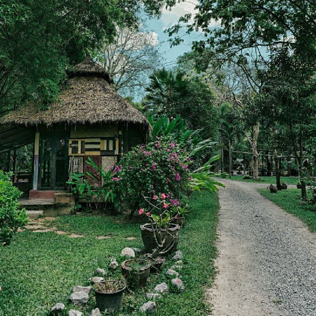 นอนบ้านริมน้ำ พายเรือคายัค สักการะหลวงพ่อทวดกัน