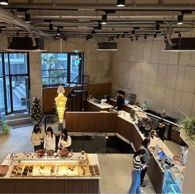 홍대 대형카페 더블유오앤
