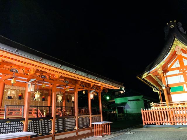 ศาลเจ้าฟูชิมิอินาริ 伏見稲荷大社 (Night time)⛩️🌌