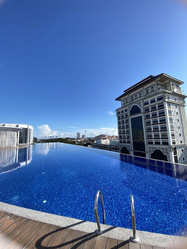 Superb pool and cozy room! 