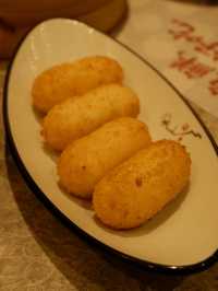 「屯門上海菜，蟹粉年糕和油爆蝦出色」