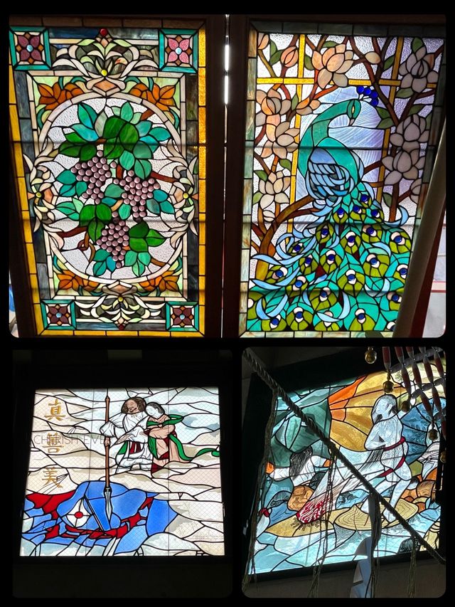 【八津御嶽神社/東京都】美術館風の建物とステンドグラスがある神社
