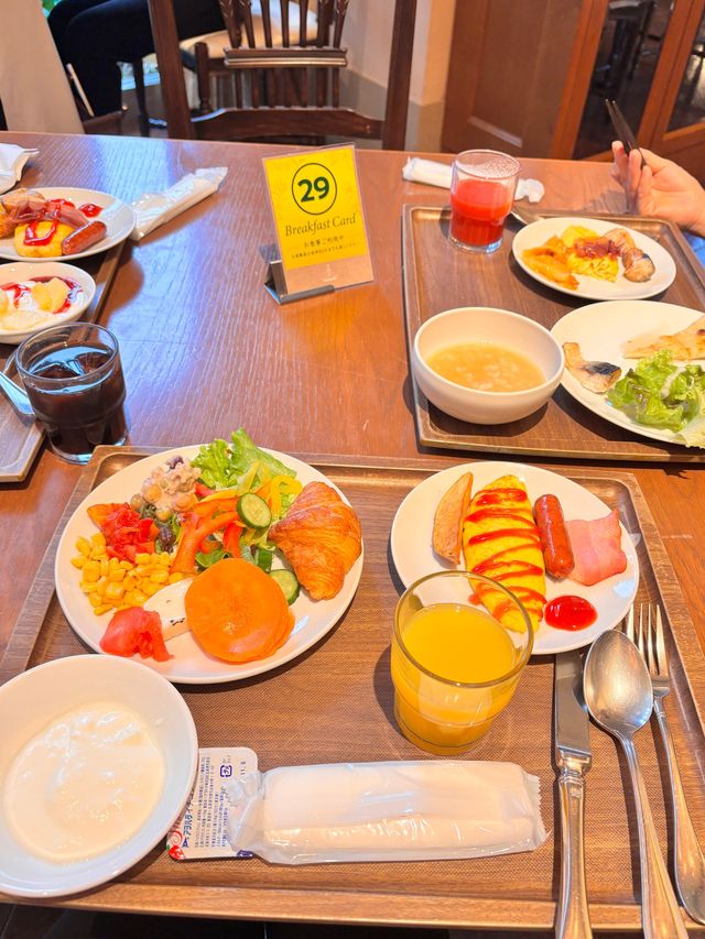푸릇푸릇한 뷰에서 조식을 즐길 수 있는 도쿄 호텔💛