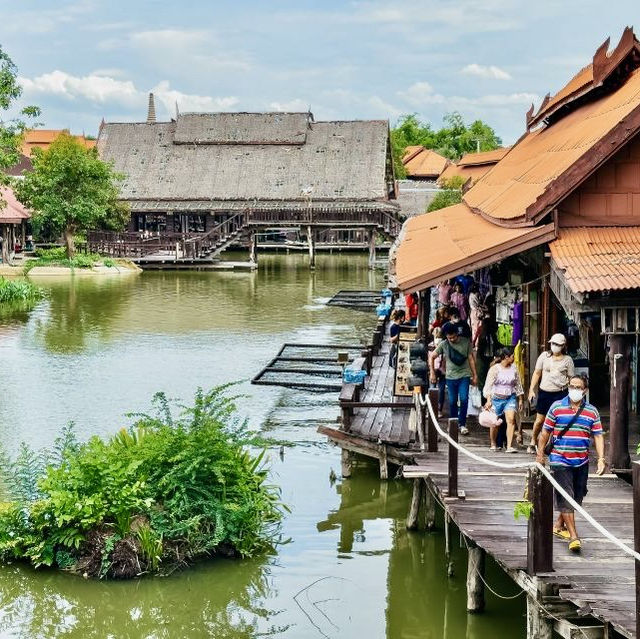 🌸 Explore Ayutthaya Floating Market 🛍️🌸