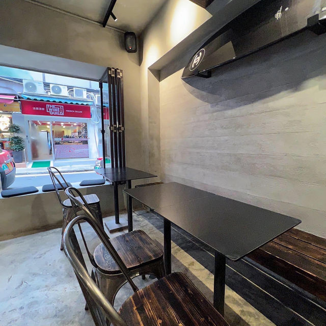  《半山簡約黑灰色咖啡店》 