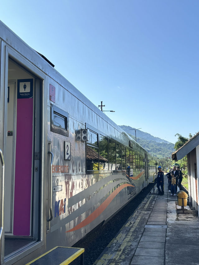 นั่งรถไฟข้ามเมืองที่ประเทศอินโดนีเซีย 🇮🇩