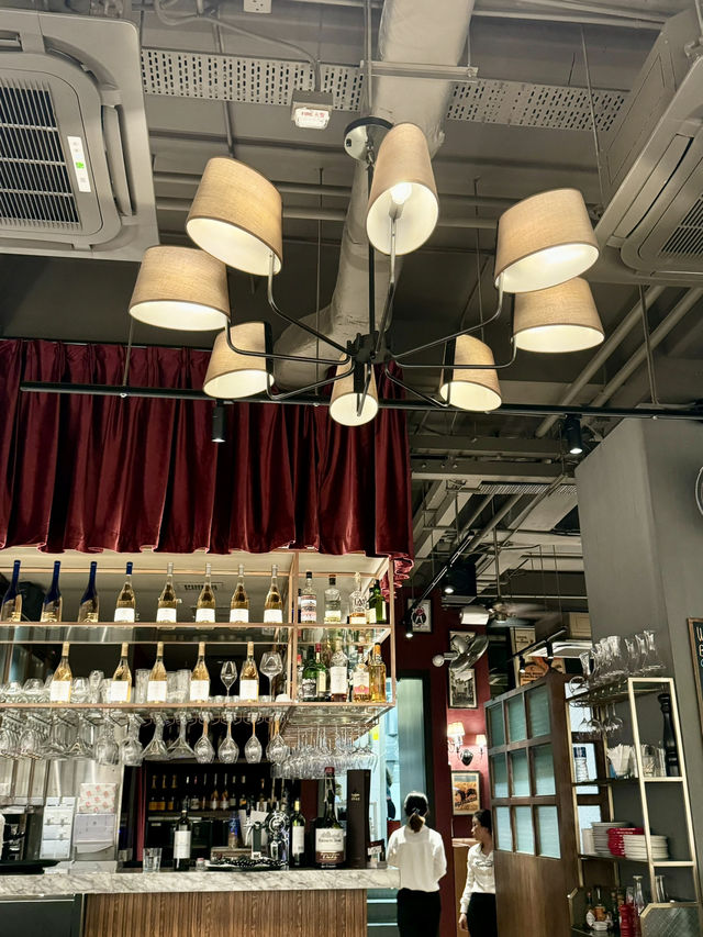 《差館上街的法式小酒館》