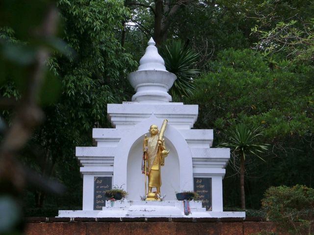 เที่ยวสักการะ ที่วัดมกุฏคีรีวัน