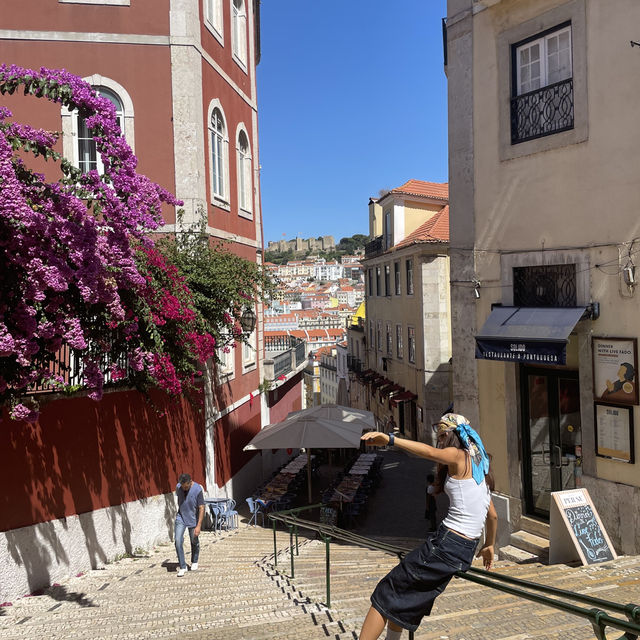 Colourful heart of Lisbon 🌺🦜
