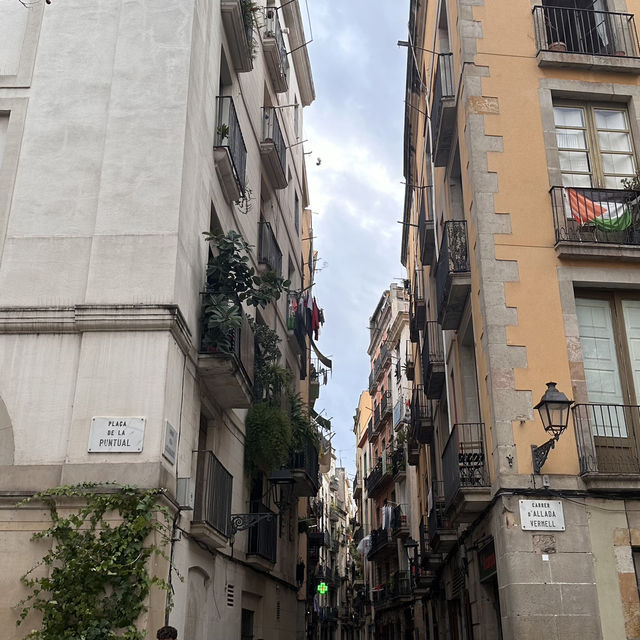 Stunning old town city walk in Barcelona 