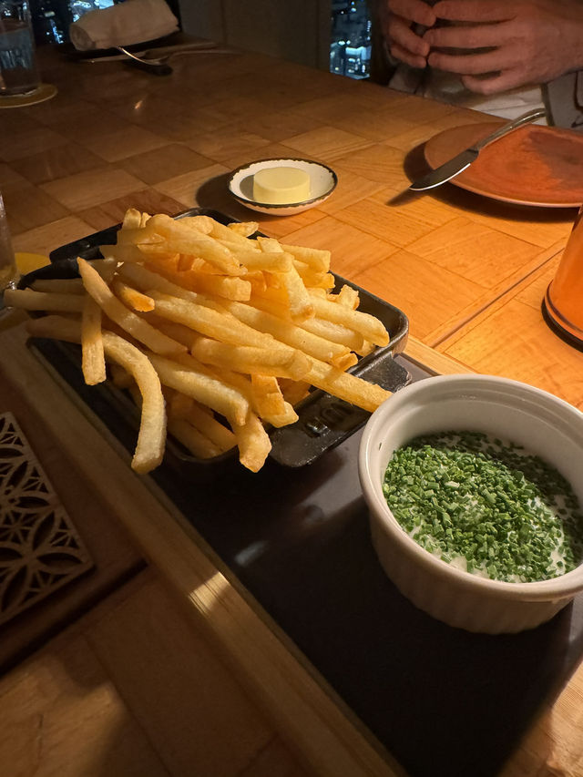 煌びやかな都心の夜景とともに！the tavernでディナータイム！