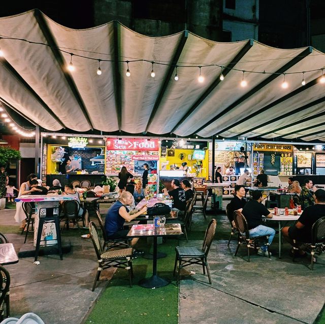 泰國曼谷素坤逸區絕佳美食夜市W Market，提供世界各地各種美食，價格公道，味道好吃，環境乾淨