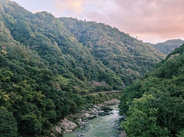 【嵯峨野トロッコ列車で保津峡散策！赤い橋と絶景を満喫】