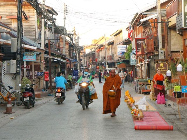 ทำบุญ ตักบาตร ที่ ถนนคนเดินเชียงคาน เลย