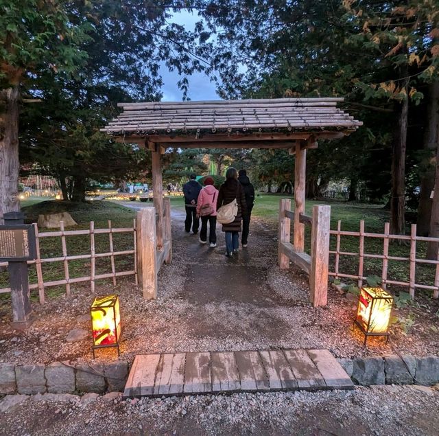 弘前城渡船賞夜楓，燈火楓紅醉是浪漫