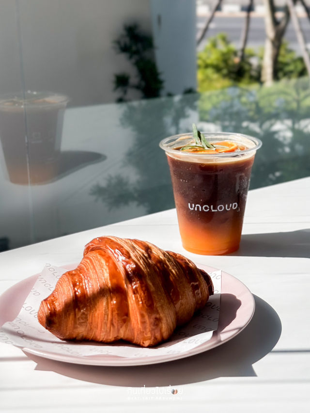 Uncloud คาเฟ่โทนขาวสุดมินิมอลที่บางแสน