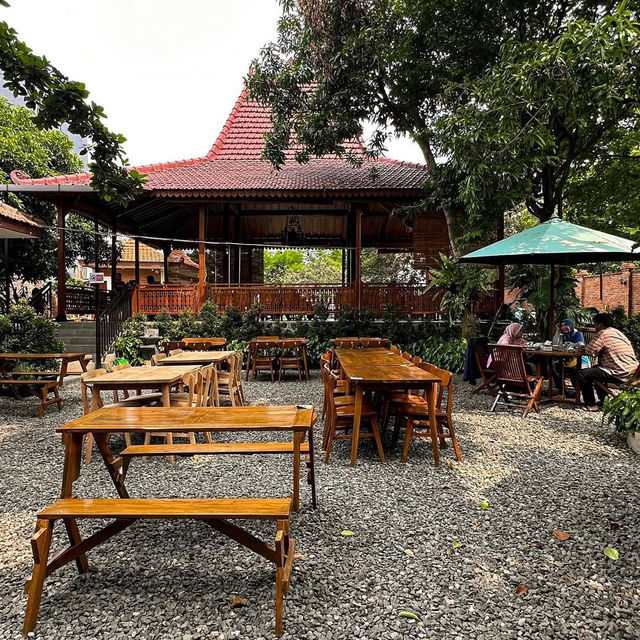 PAWOM AYOE DINE & BREW