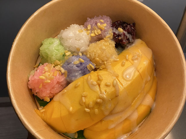 Bangkok’s Food Scene: From Street Eats to Iconic Restaurants! 🍜🥤✨