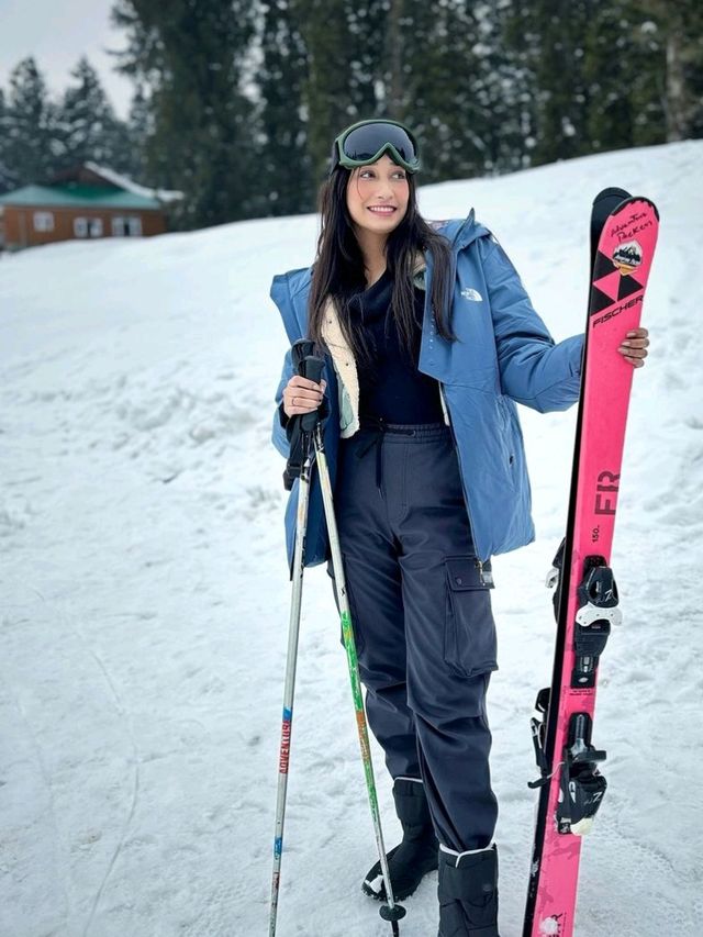 ❄️ Skiing Paradise in Gulmarg – A Winter Wonderland! ⛷️🏔️