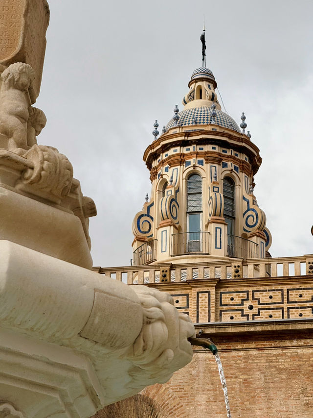 Such a stylish wavy viewing deck in the middle of Seville old town!