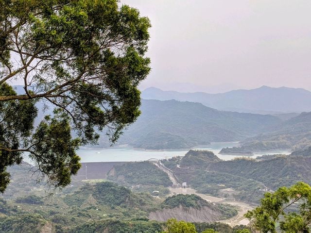 鈺鼎步道，從山頂涼亭眺望山林雲海和南化水庫