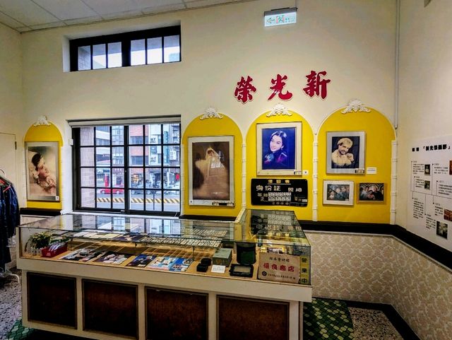 古蹟圖書館裡的照相館：「新光榮：老相館．營業中」常設展