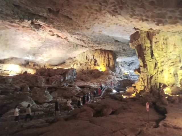 เยือนฮาลองเบย์ชมSung Sot Cave✨️