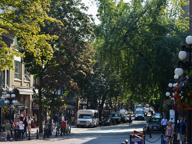 石畳とレトロな街灯が魅力！Gastownの街歩き🚶‍♂️