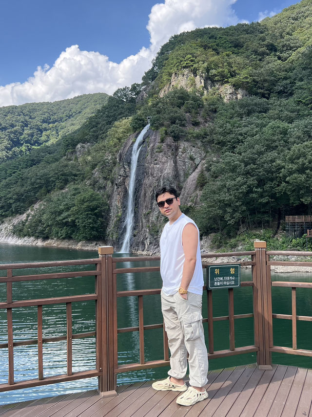 Nature’s Hidden Gem: Waterfall & Lake Escape