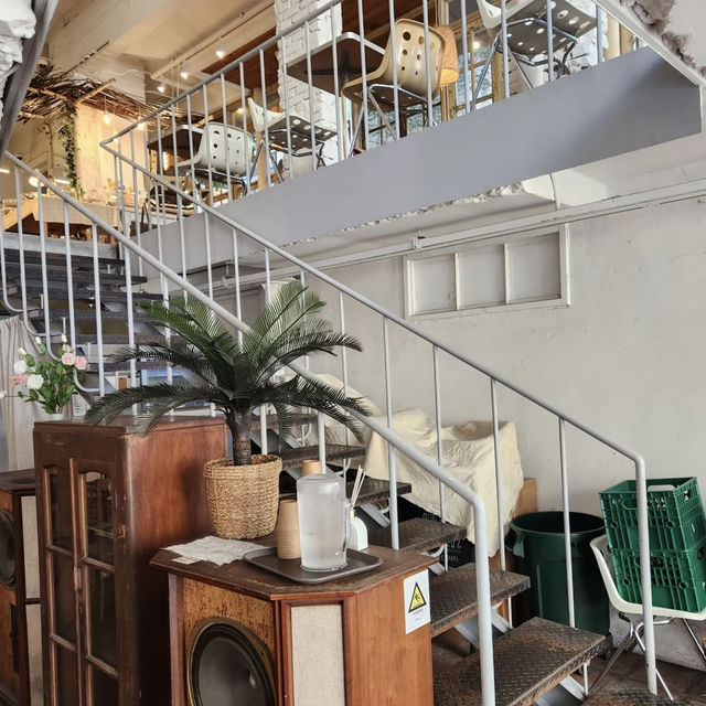 🇰🇷 3階建ての広々とした店内で、豊富なケーキやドリンクを楽しめるカフェ