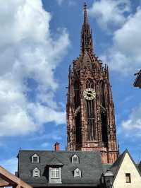 ⛪ The Cathedral of St. Bartholomew, 프랑크푸르트의 고딕 유산! 