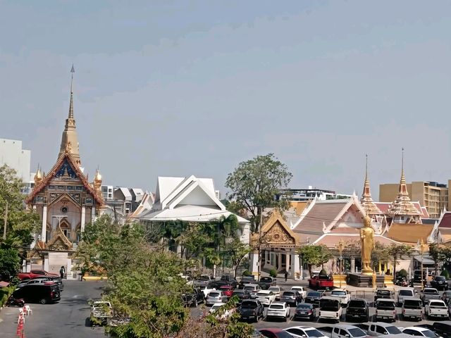วัดสวยย่านเอกมัย วัดธาตุทอง✨️