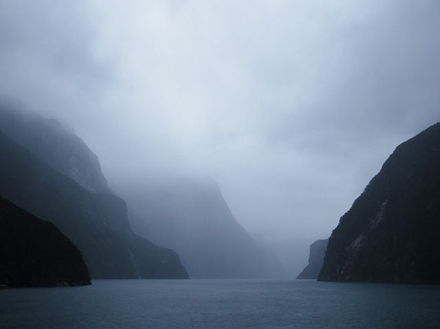 紐西蘭南島｜Milford Sound｜雨神眷顧的世界遺產，細雨中的壯麗峽灣