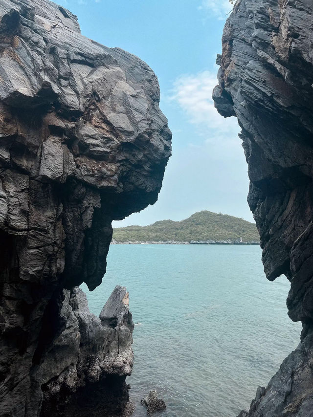 หาดถ้ำพัง ถ้ำทะลุ เกาะสีชัง🗺️✨🌊