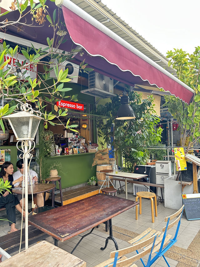 คาเฟ่สุดชิคย่านJJ : TRAVELLER The Coffee Shop