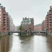 Exploring Hamburg’s Historic Town Hall & Surrounding Gems