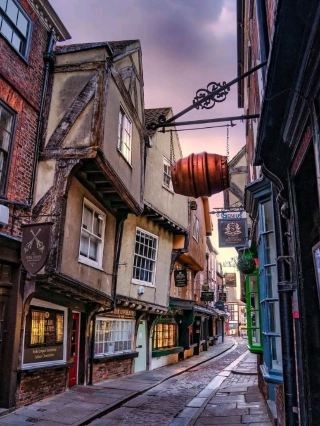Beautiful square where you can hear the atmosphere of old England