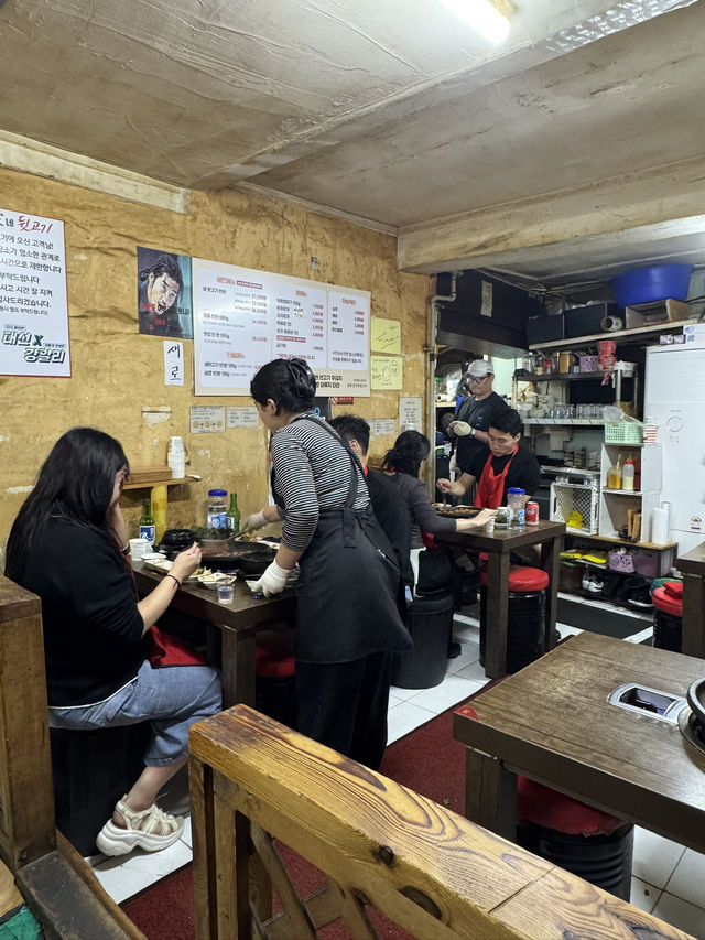 【韓国旅行】並んでも食べたい！地元民が通うコスパ最強！豚焼肉