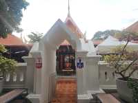 กราบพระหลวงพ่อแขนลาย ที่วัดดังอยุธยา