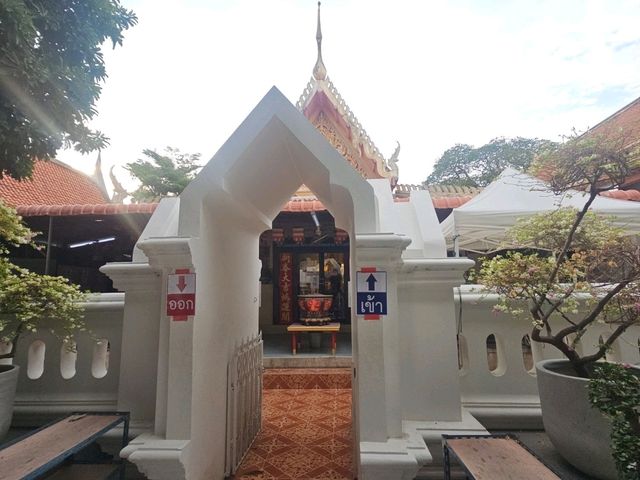 กราบพระหลวงพ่อแขนลาย ที่วัดดังอยุธยา