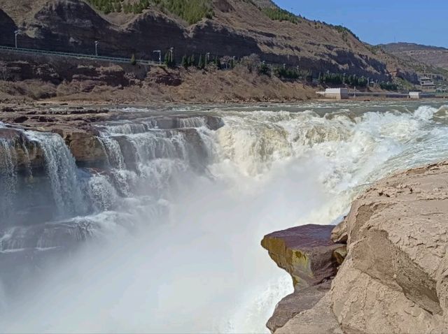 น้ำตกหูโข่วในแม่น้ำเหลือง (Hukou Waterfall) 