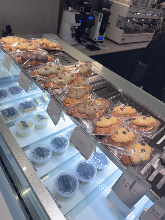독산역 한적한 카페를 찾는다면,메종크루키 독산점
