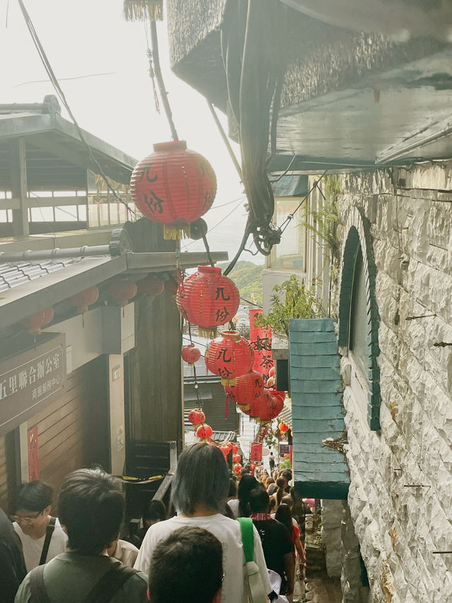 九份老街與附近海景：山城與海的悠閒漫步  