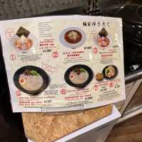 市場裡的隱藏系拉麵店，麺家ゆきたく的濃湯與叉燒飯太可以