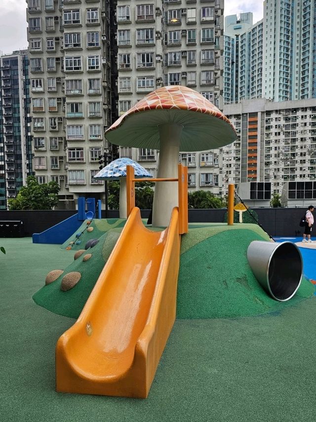 新都會廣場歷奇公園，可愛植物造型的滑梯