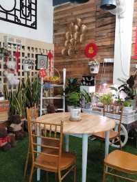 The cafe, blends a floral boutique charm with a vegetarian menu that surprises with its creativity 