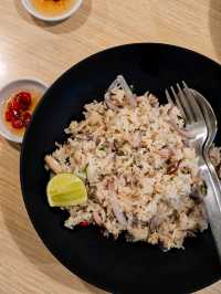 Tonoak ร้านข้าวหมาข้าวแมวกลางสยาม