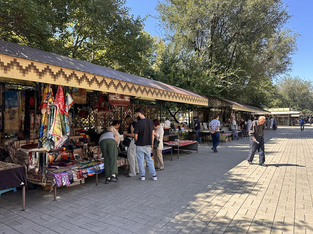 【Vernissage Market／ヴェルニサージュ市場｜エレバン“青空ギャラリーを歩く、アルメニアの手仕事”】