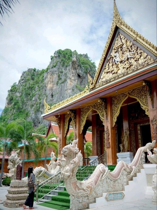 วัดถ้ำเขาย้อยเพชรบุรี