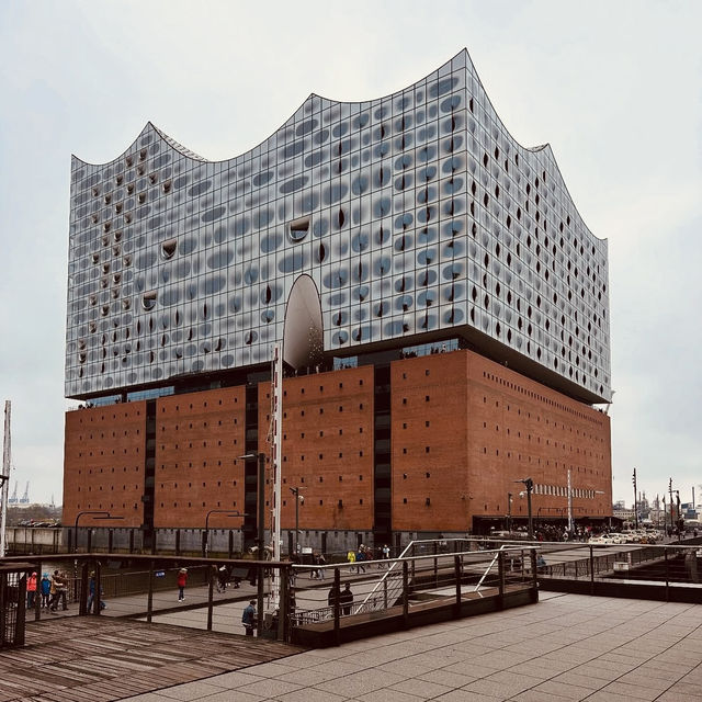 Hamburg Summer Escape: Harbor Breezes & Hidden Courtyards